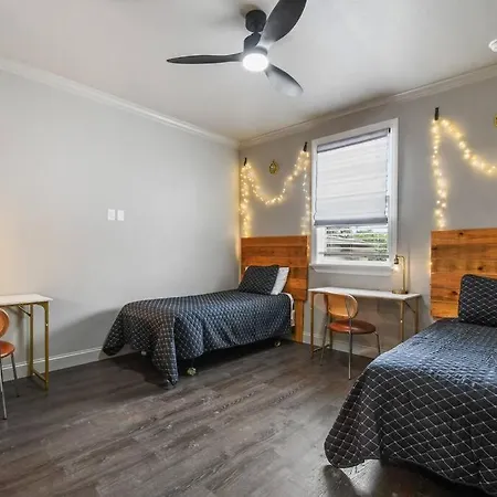 5 Bdr 4,5 Bth Villa - Pool Table - Fenced Yard